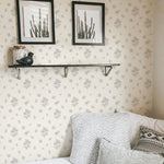 Papier peint autocollant Roses Délicates – Murale par Natasha Prévost, Décor Imprimé (vue 1/10)