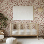 Papier peint La douceur de grandir rose vintage, motif floral dans une chambre de bébé – Décor Imprimé