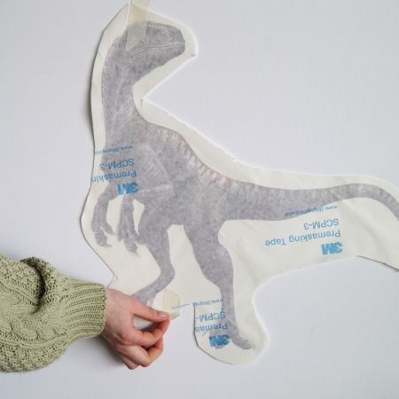 Ciseau découpant chacun des autocollants