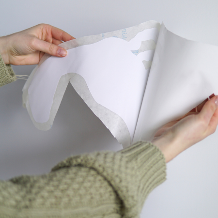 Décollage de la pellicule arrière blanche